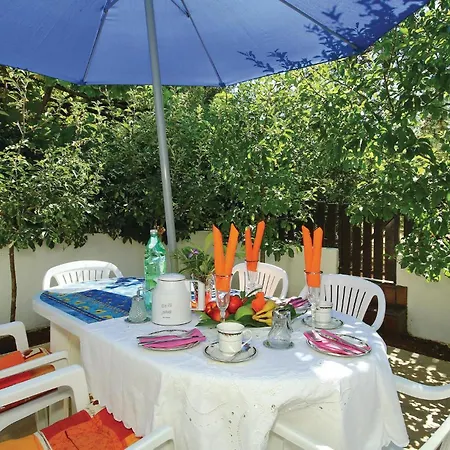 Beautiful In Cervar Porat With Kitchen Ferienhaus *